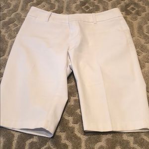 Crispy white Bermuda walking shorts.